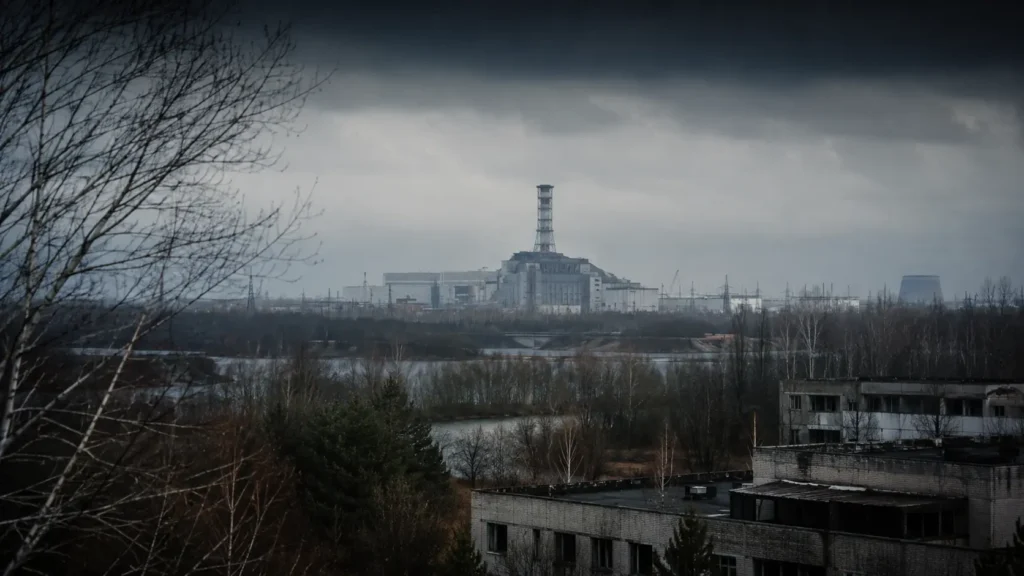 Opuszczona elektrownia w Czarnobylu przedstawiona w mrocznym, dokumentalnym stylu.